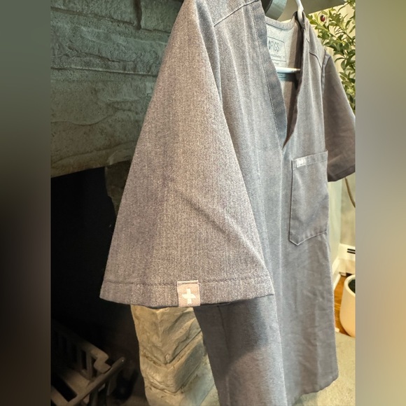 FIGS Catarina One-Pocket Scrub Top - Picture 5 of 6